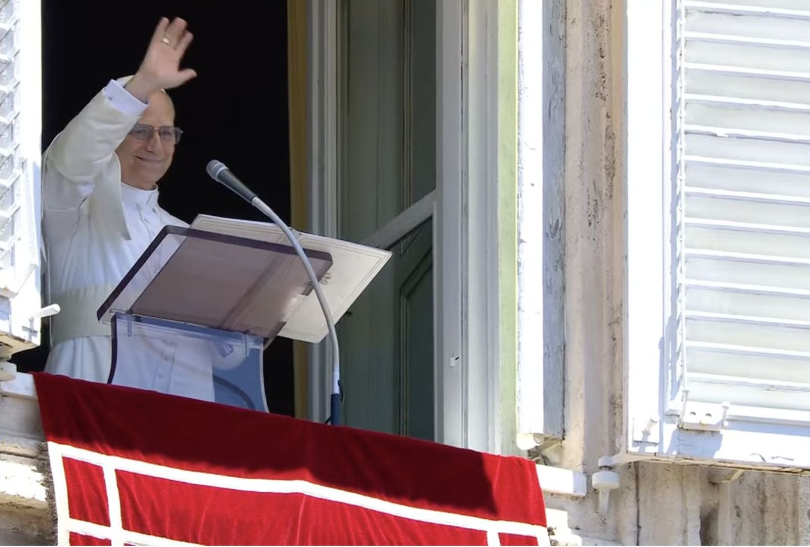 Primer saludo de León XIV desde el balcón del Palacio Apostólico