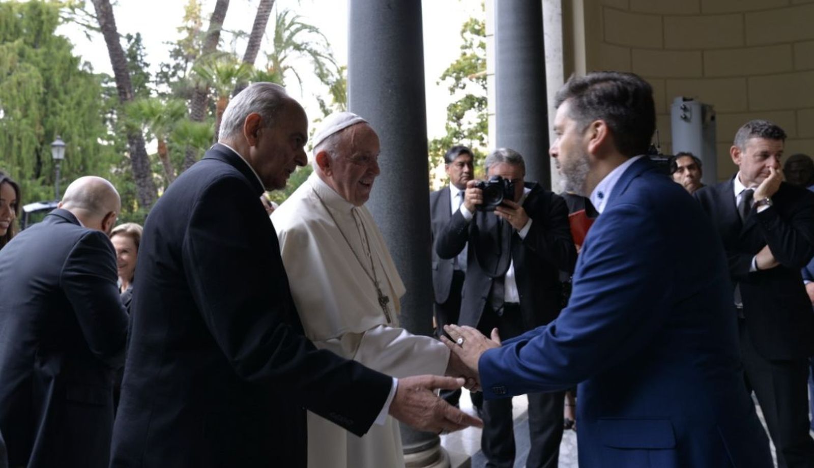 El Papa saluda al juez Urrutia