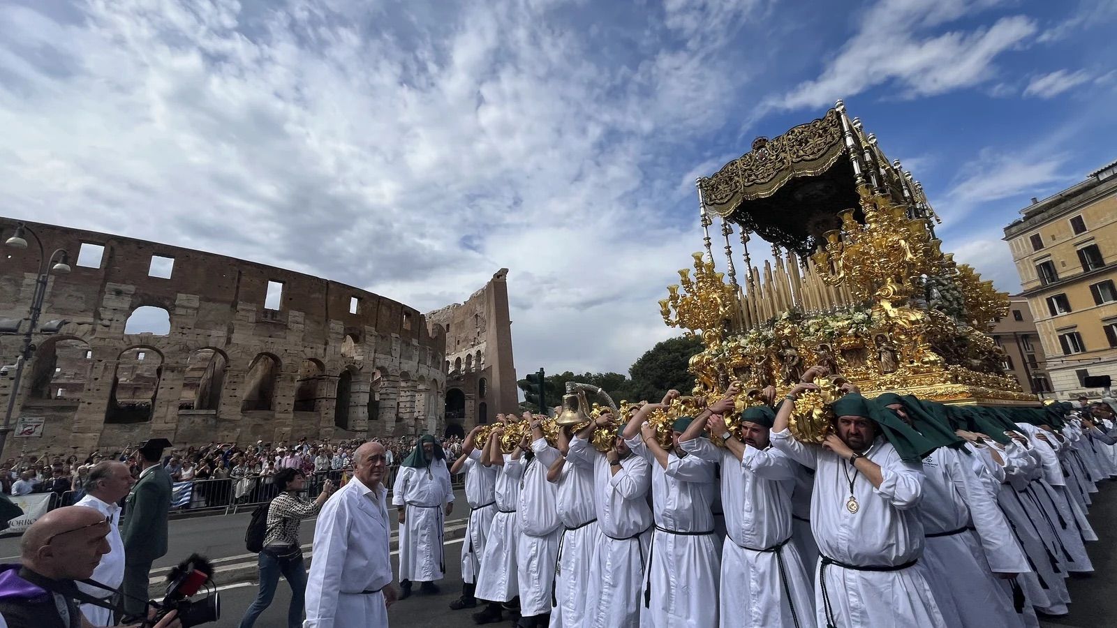 Nazarenos participan en una procesión histórica