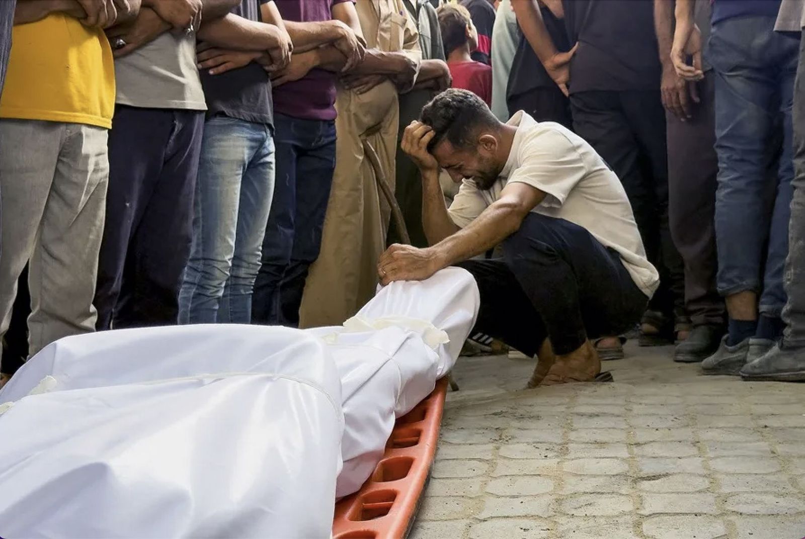 Un hombre llora ante el cuerpo sin vida de un familiar en un hospital de Gaza
