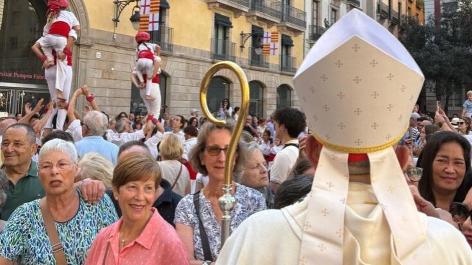 Como es habitual, Omella ha salido al exterior del templo para saludar a los fieles congregados en este día de fiesta.