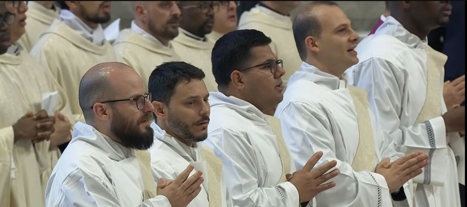 Sacerdotes recién ordenados por el Papa en San Pedro