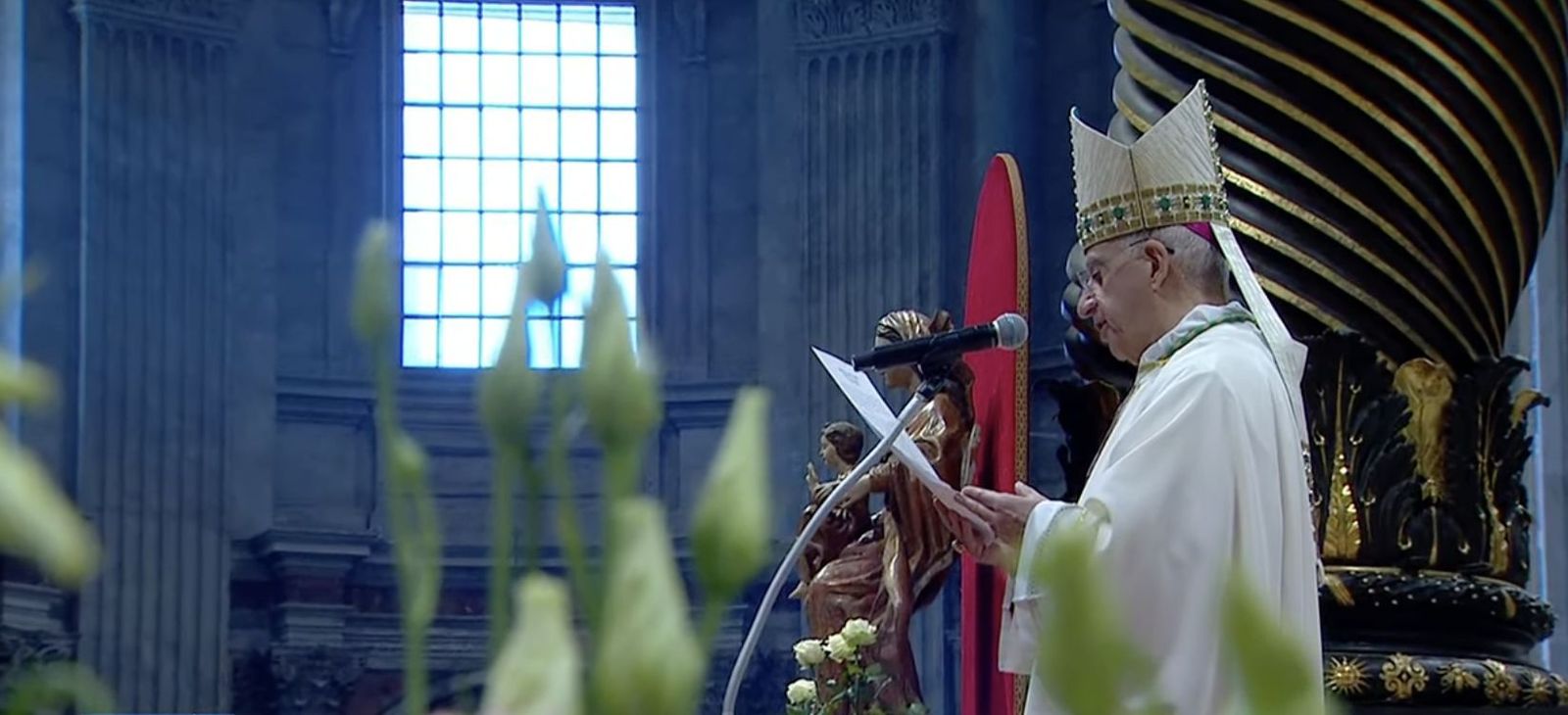 Fisichella lee la homilía del Papa