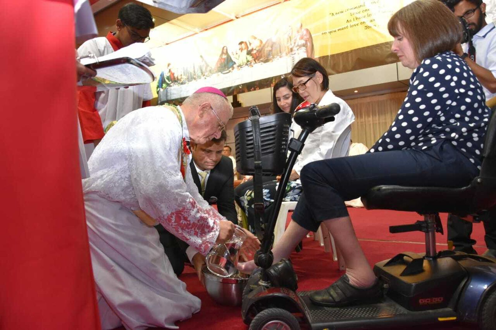Monseñor Hinder lava los pies a una mujer