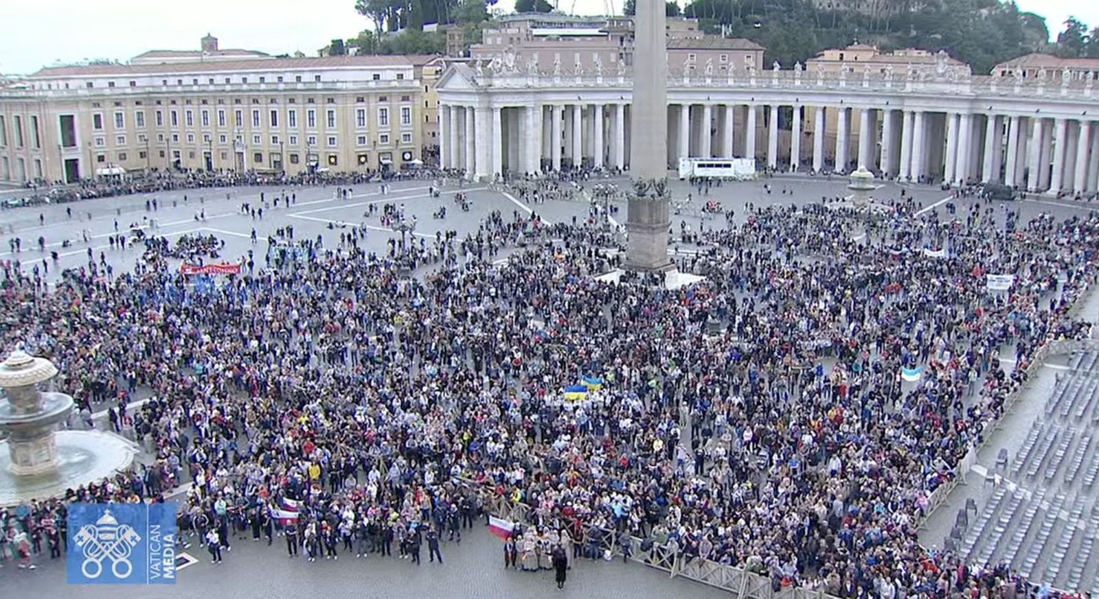 Fieles en la plaza de San Pedro