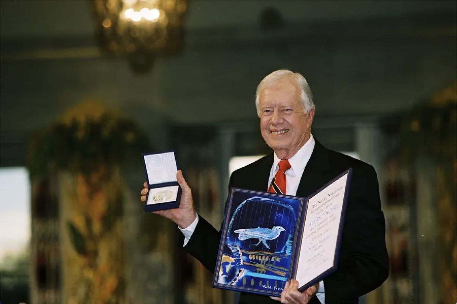 Jimmy Carter, posando con el Premio Nobel de la Paz en 2002