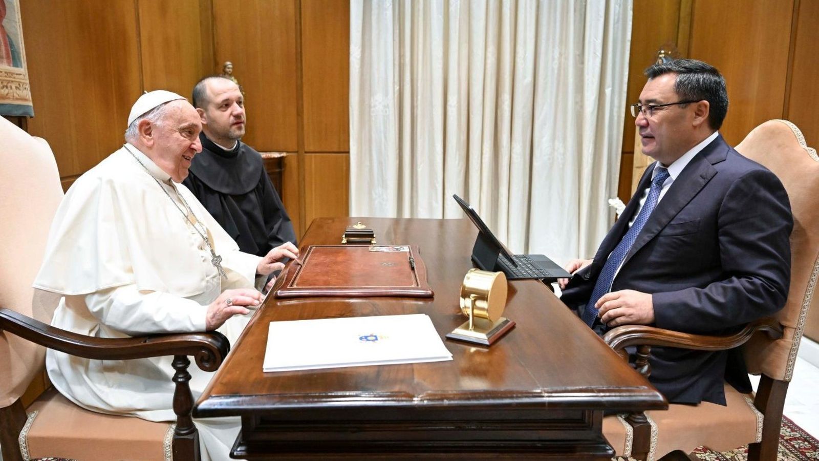 Francisco y el presidente de Kirguistán, Sadyr Zhaparov