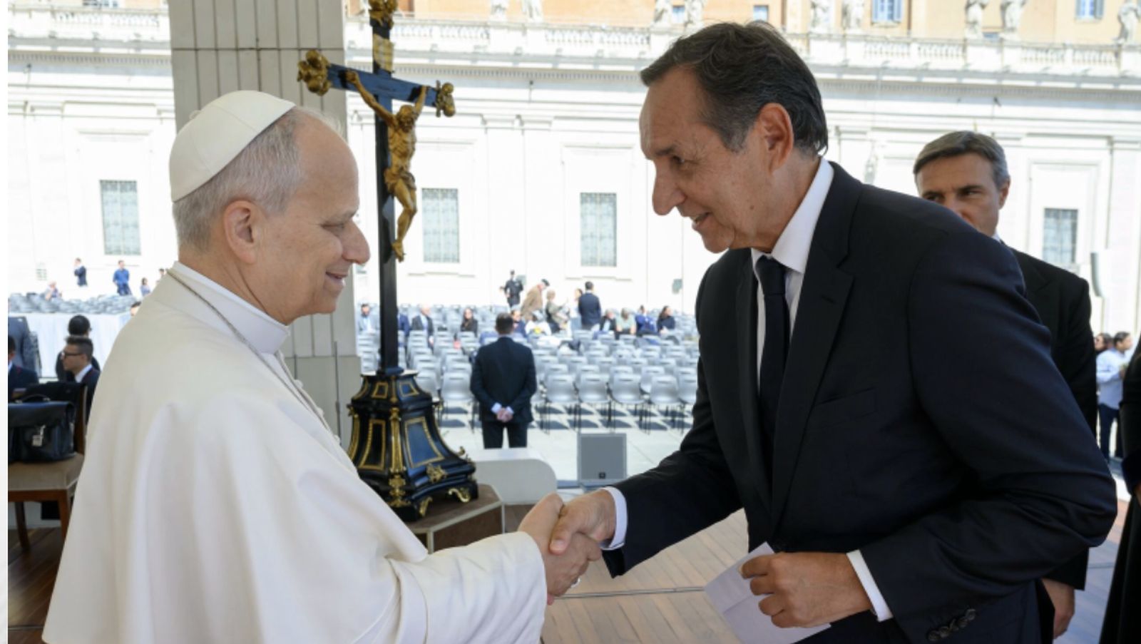 El Papa saluda a Flavio Pompeo