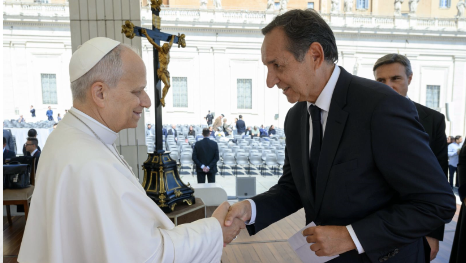 El Papa saluda a Flavio Pompeo