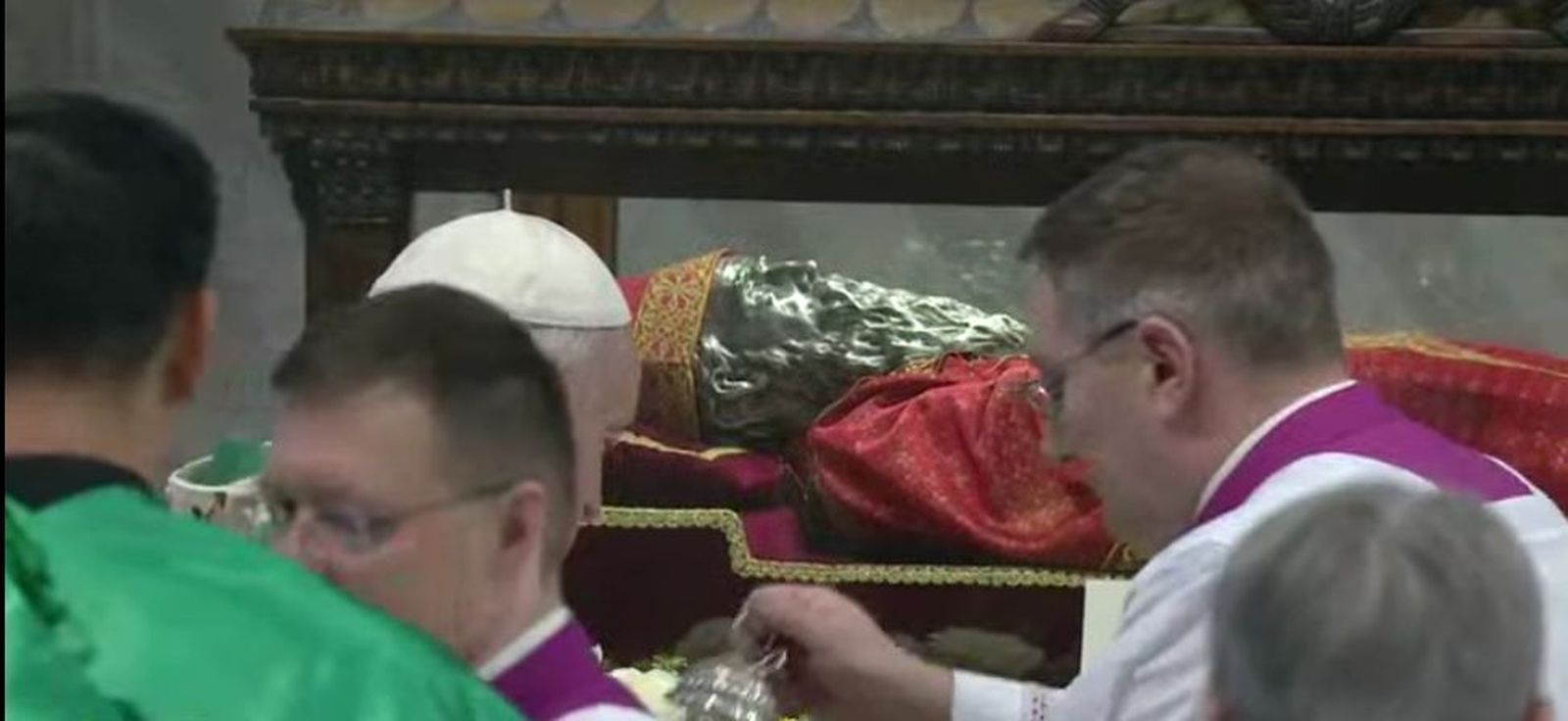 El Papa y la urna de San Timoteo