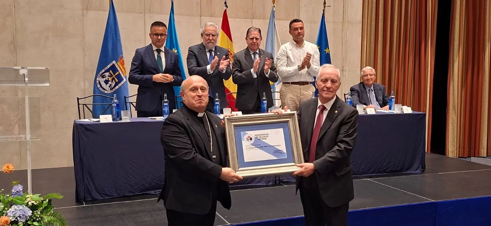 El arzobispo de Santiago de Compostela recibe el reconocimiento Insignia de Oro y el título de Socio de Honor de la Asociación Día de Galicia en Asturias
