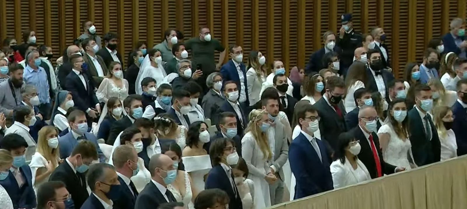 Novias y novios en la audiencia