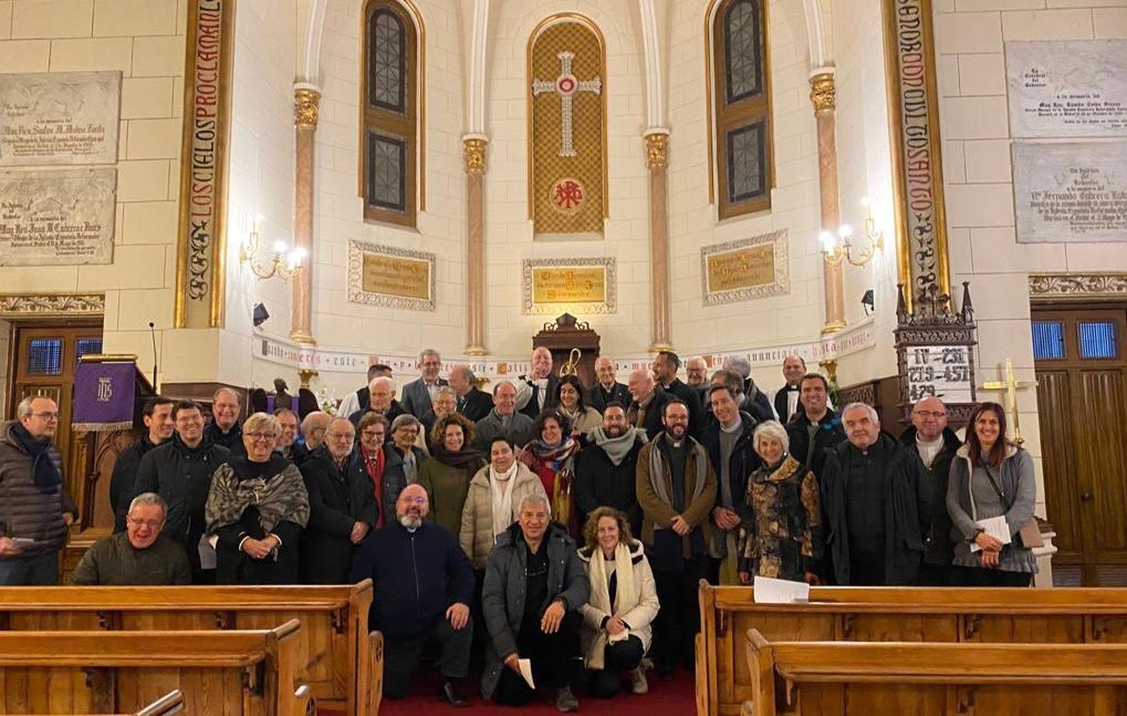 Foto de familia de los participantes en la ceremonia en la catedral anglicana de Madrid