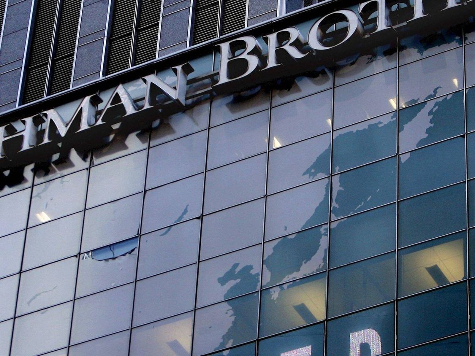 Imagen del 15/8/2008 de la sede de Lehman Brothers en Nueva York el día en que el banco se hundió