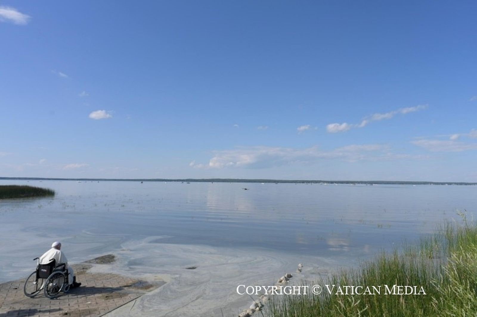 La soledad del Papa en el lago de Santa Ana