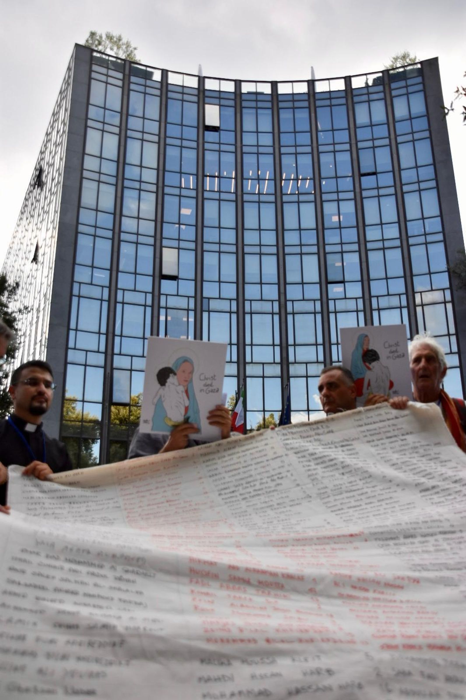 El sudario de niños muertos ante la empresa Leonardo