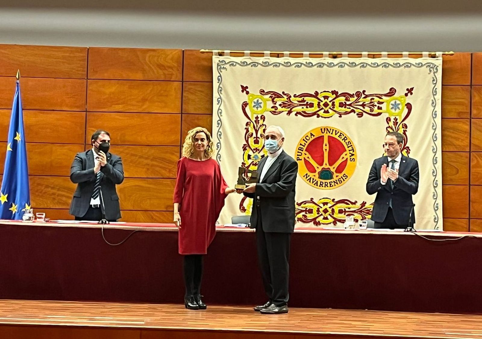 José Luis Azcona recibe el Premio Internacional Jaime Brunet