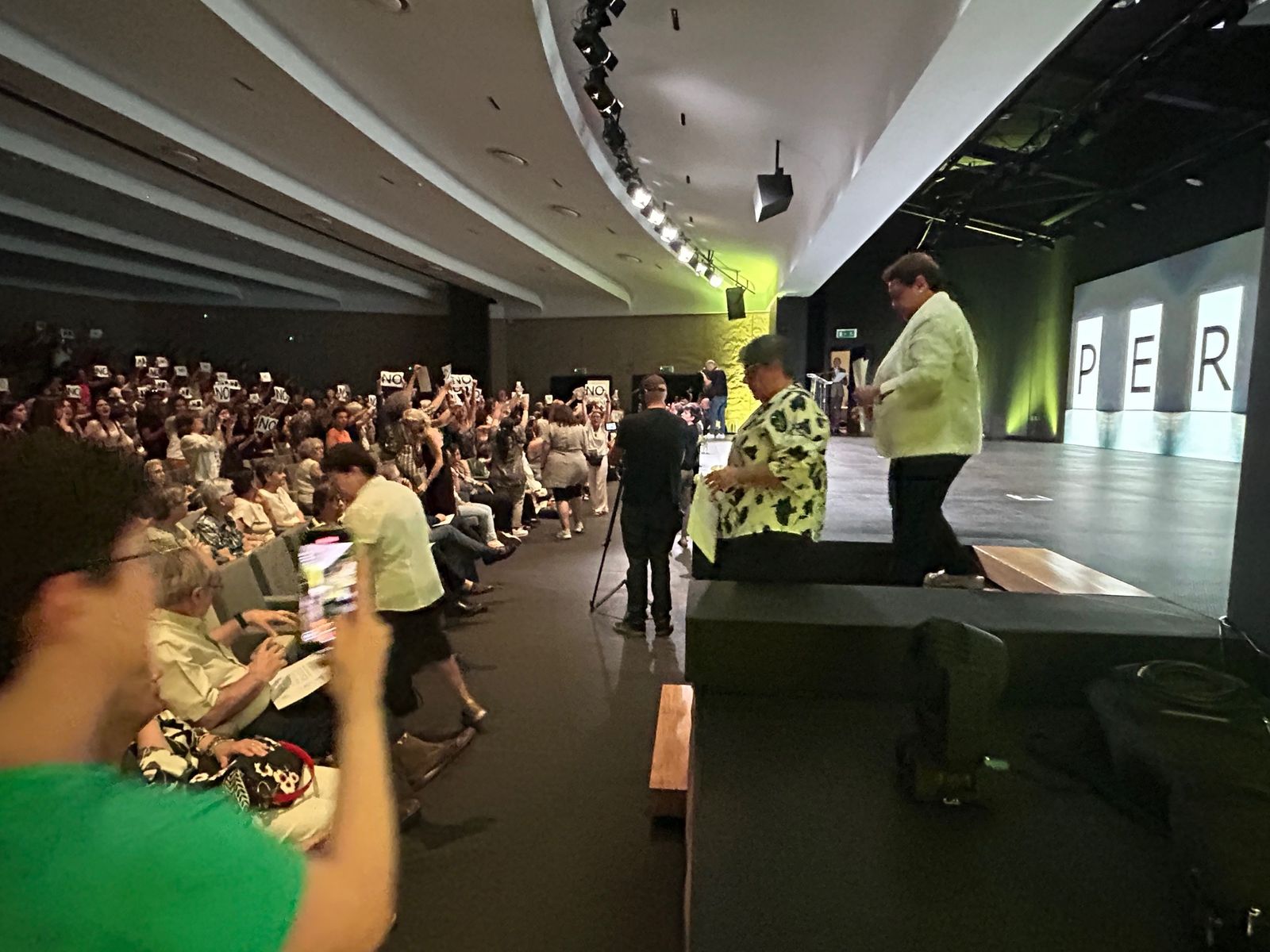 Las religiosas bajan del estardo ante el boicot