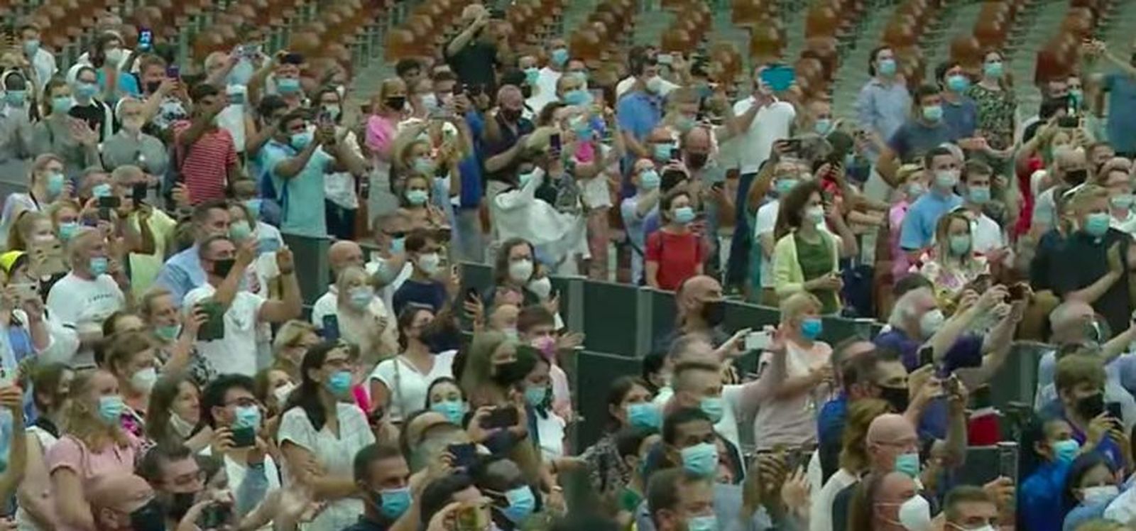 Fieles aplauden al Papa en la Pablo VI