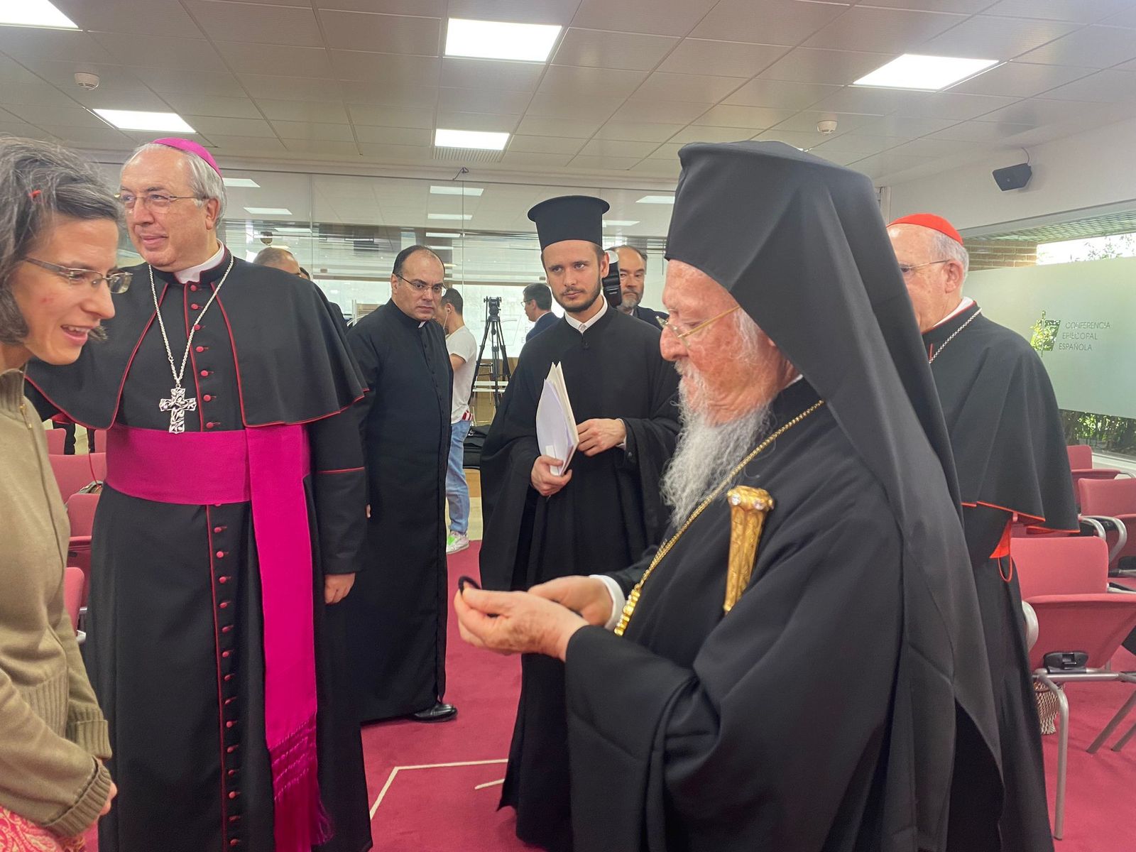 Bartolomé entrega unos rosarios a los periodistas