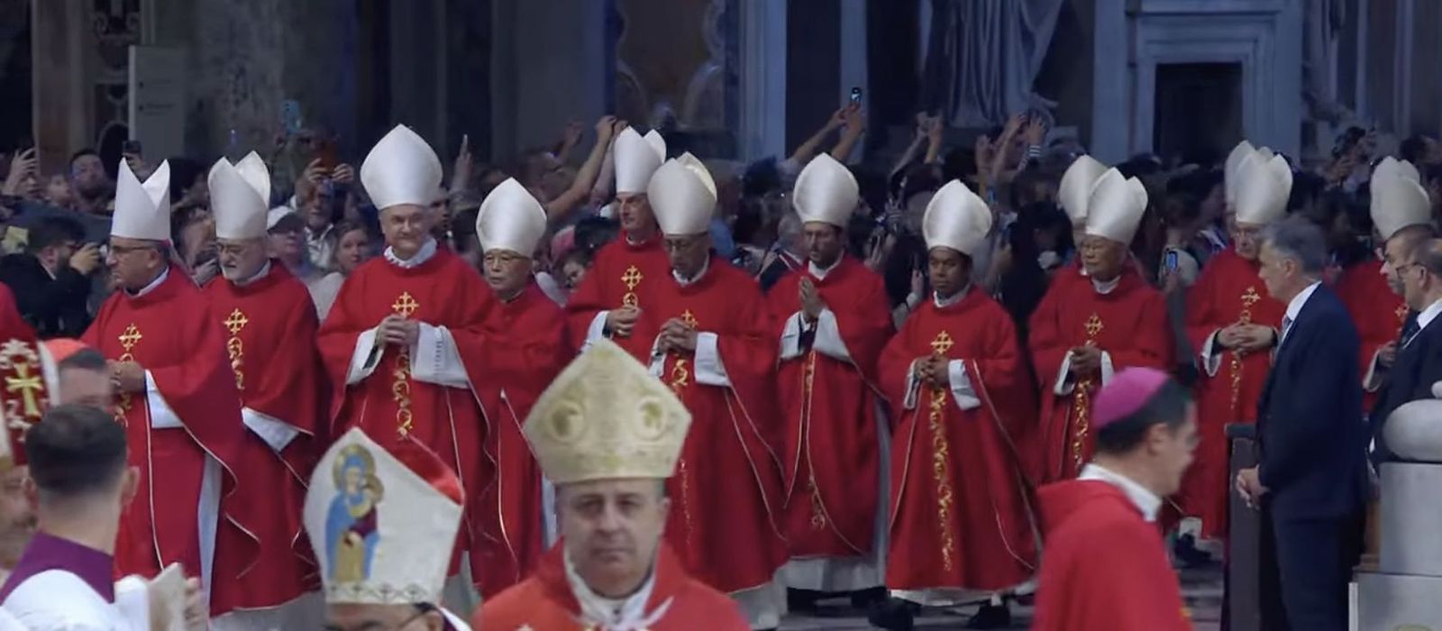 Procesión de cardenales en los novendiales