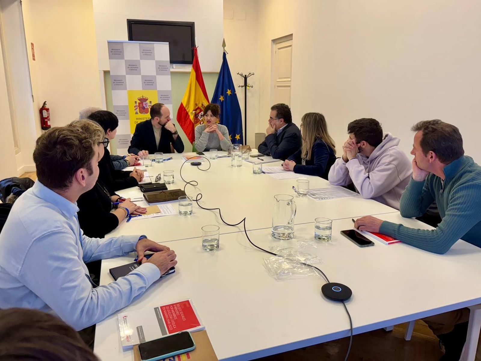 Sira Rego, con las asociaciones de víctimas