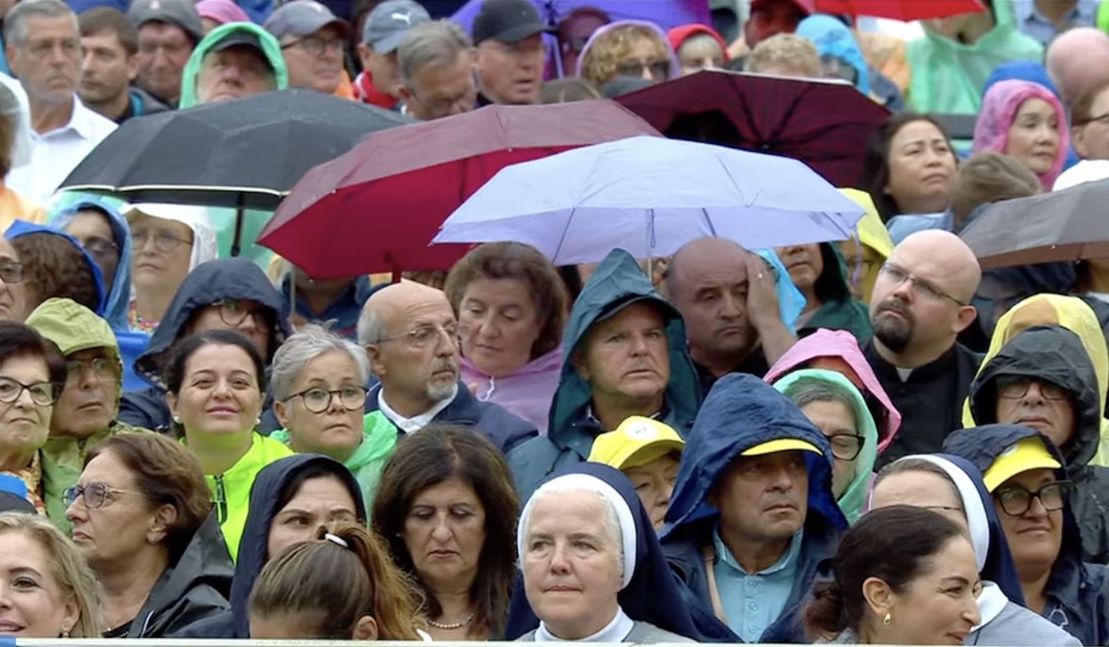 Fieles bajo la lluvia escuchan la catequesis del Papa