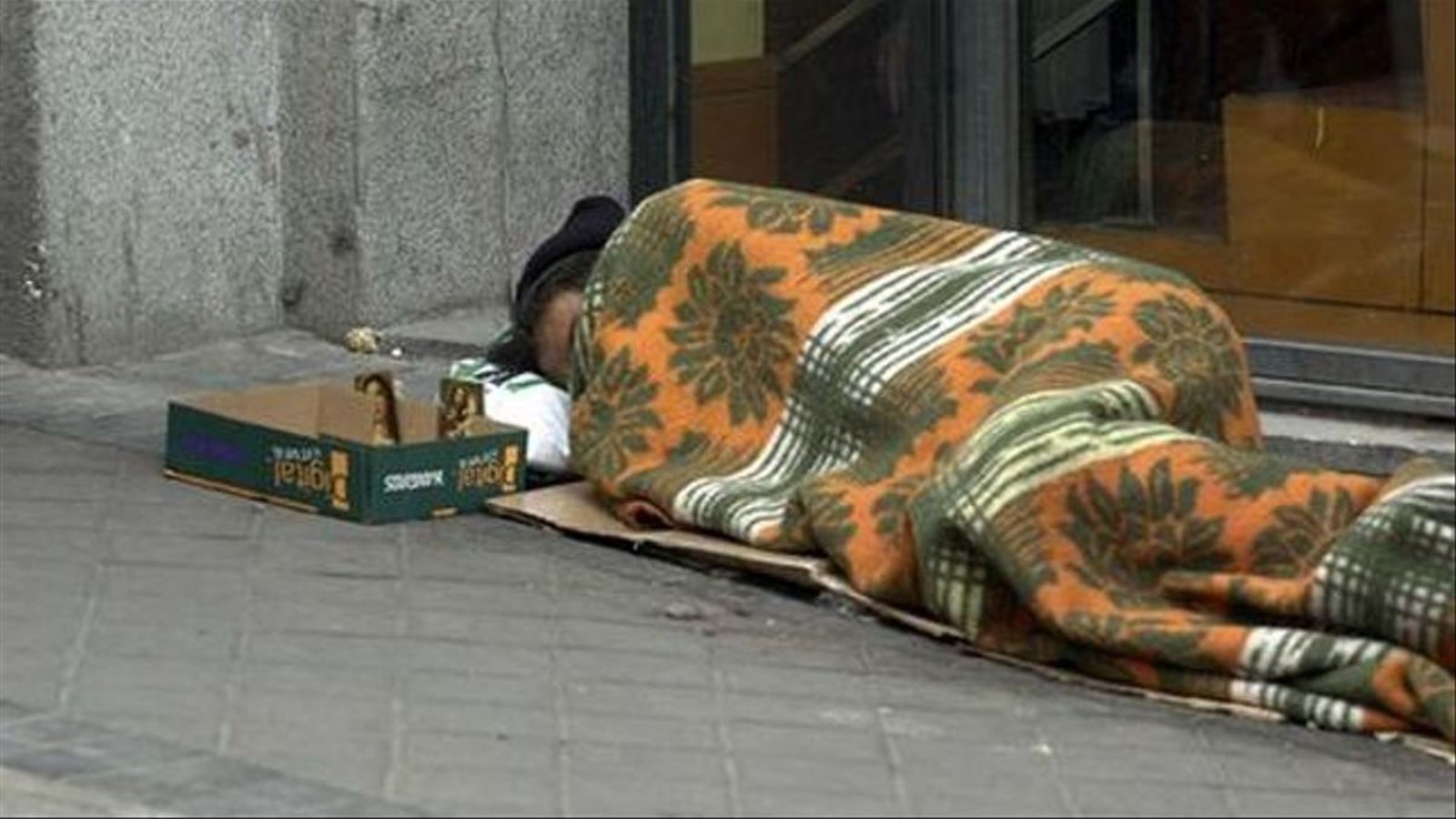 Una persona duerme en la calle