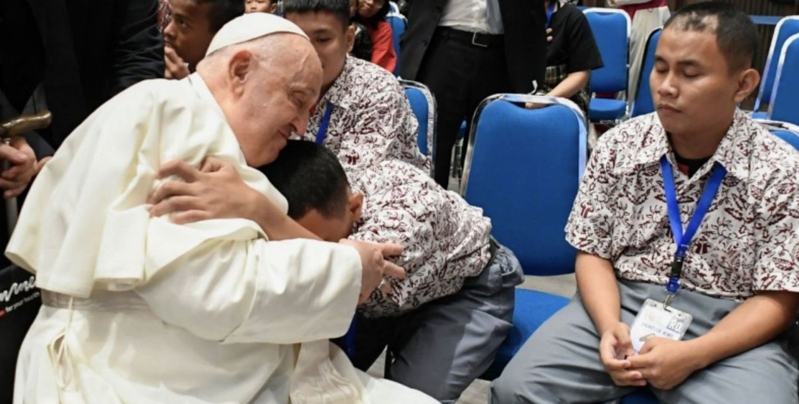 Francisco, con los miembros de las asociaciones caritativas de Indonesia