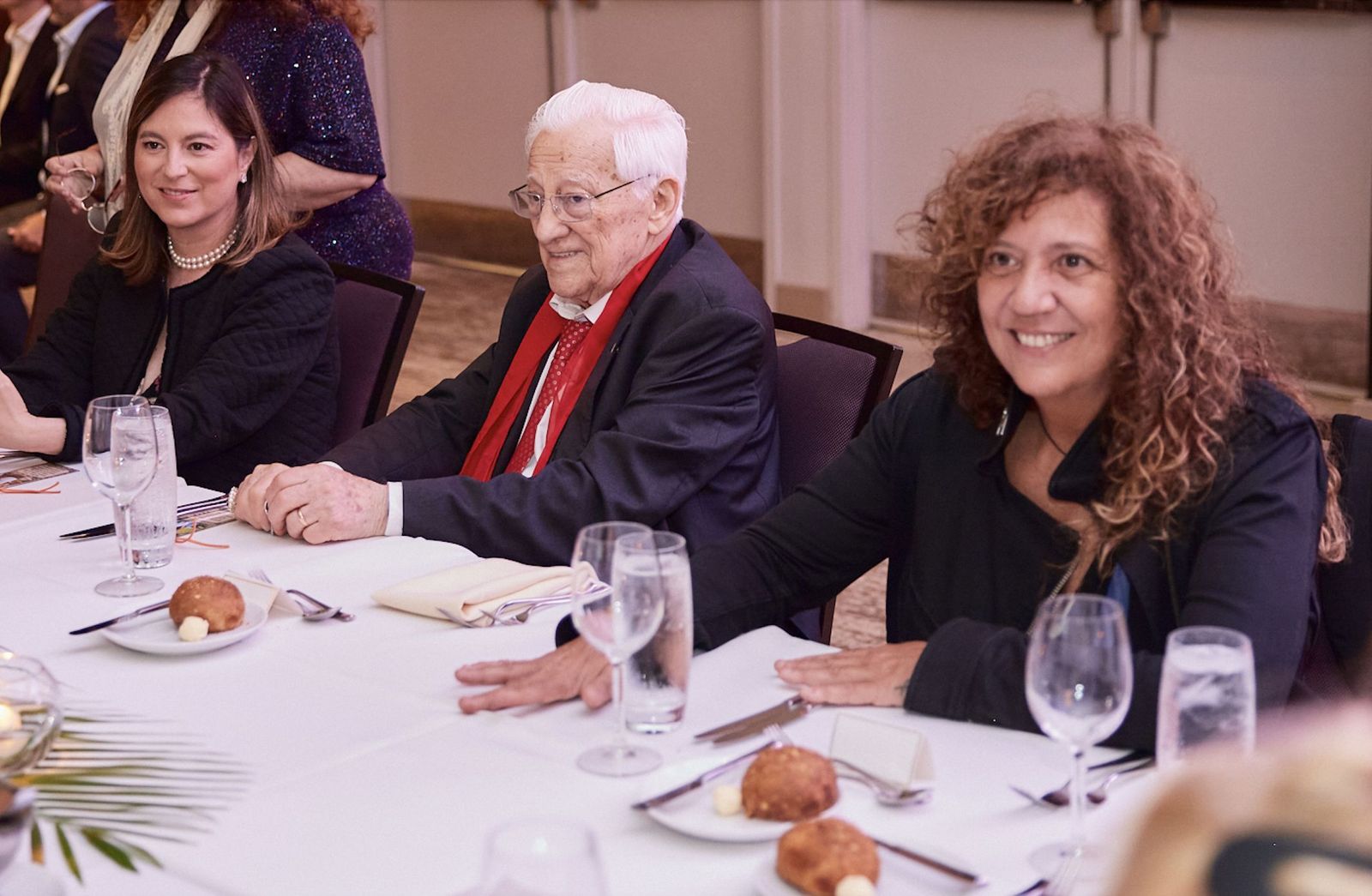 El Padre Ángel, con Chabeli Iglesias y Rosana