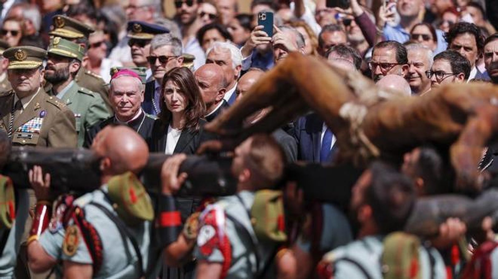 La Legión vuelve a portar al Cristo de la Buena Muerte en el puerto de Málaga