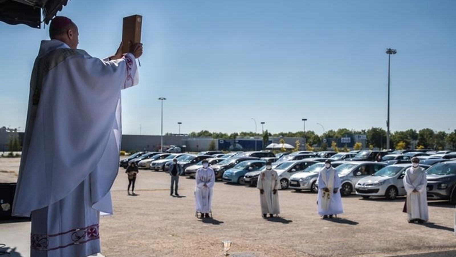 Misa en un párking de París