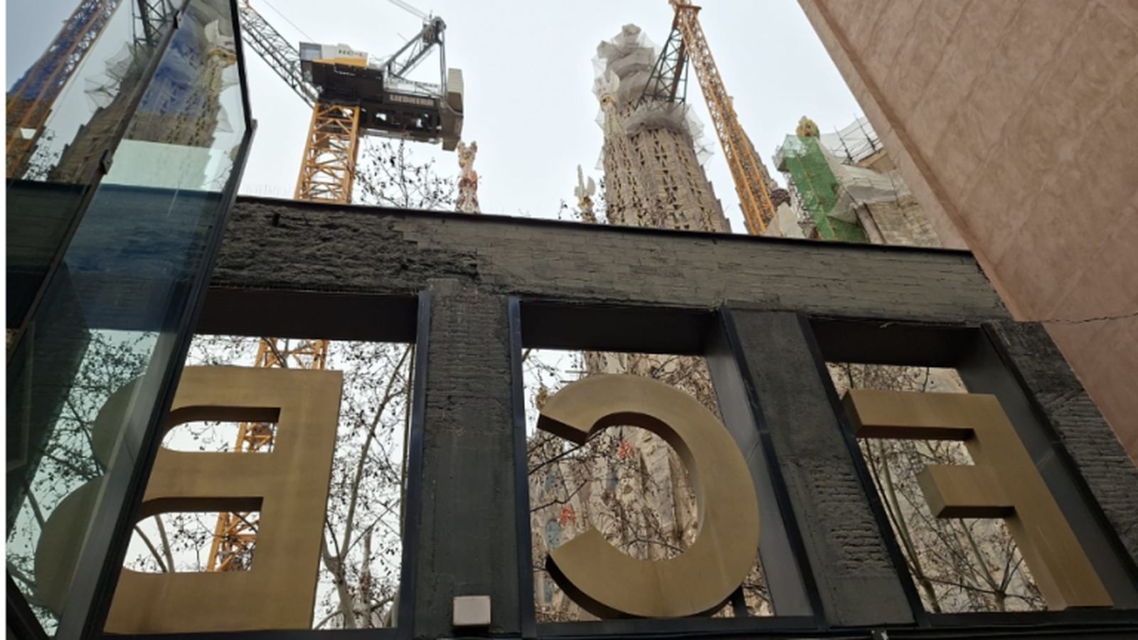 Comercios de la calle Mallorca, a escasos metros de la Sagrada Familia, pendientes de las posibles restricciones para el 10 de junio.