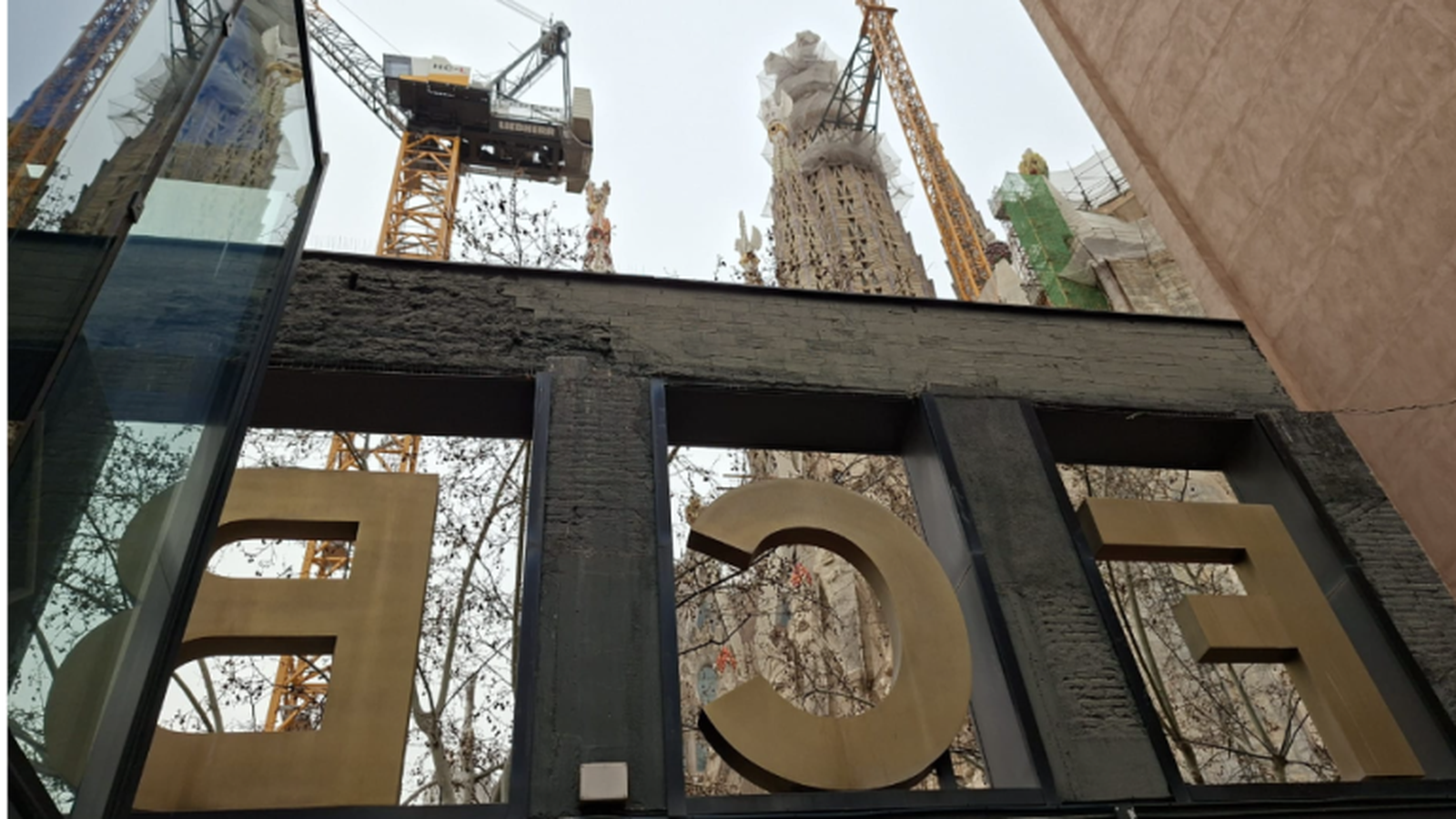 Comercios de la calle Mallorca, a escasos metros de la Sagrada Familia, pendientes de las posibles restricciones para el 10 de junio.