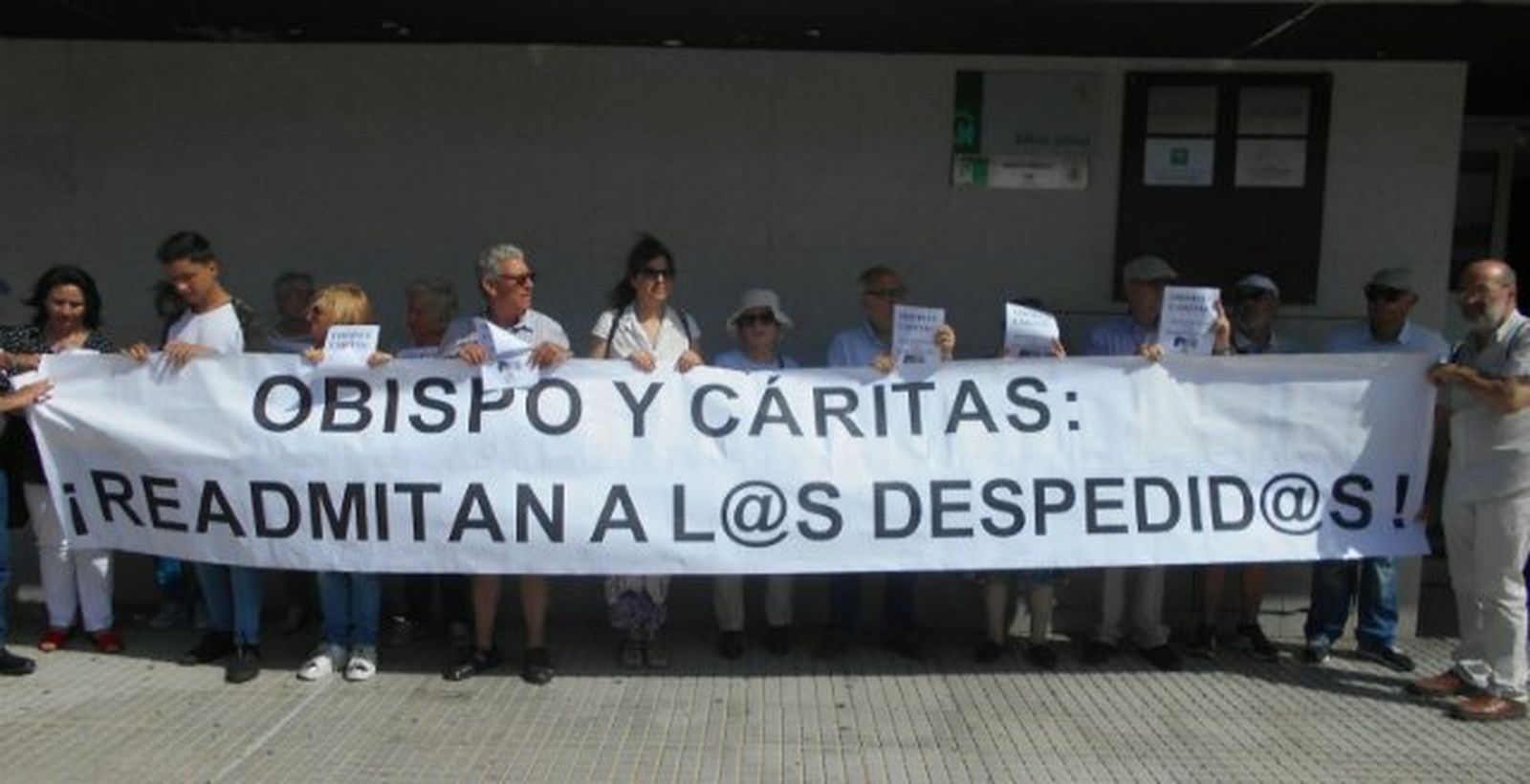 Protesta contra el obispo de Cádiz y Cáritas diocesana