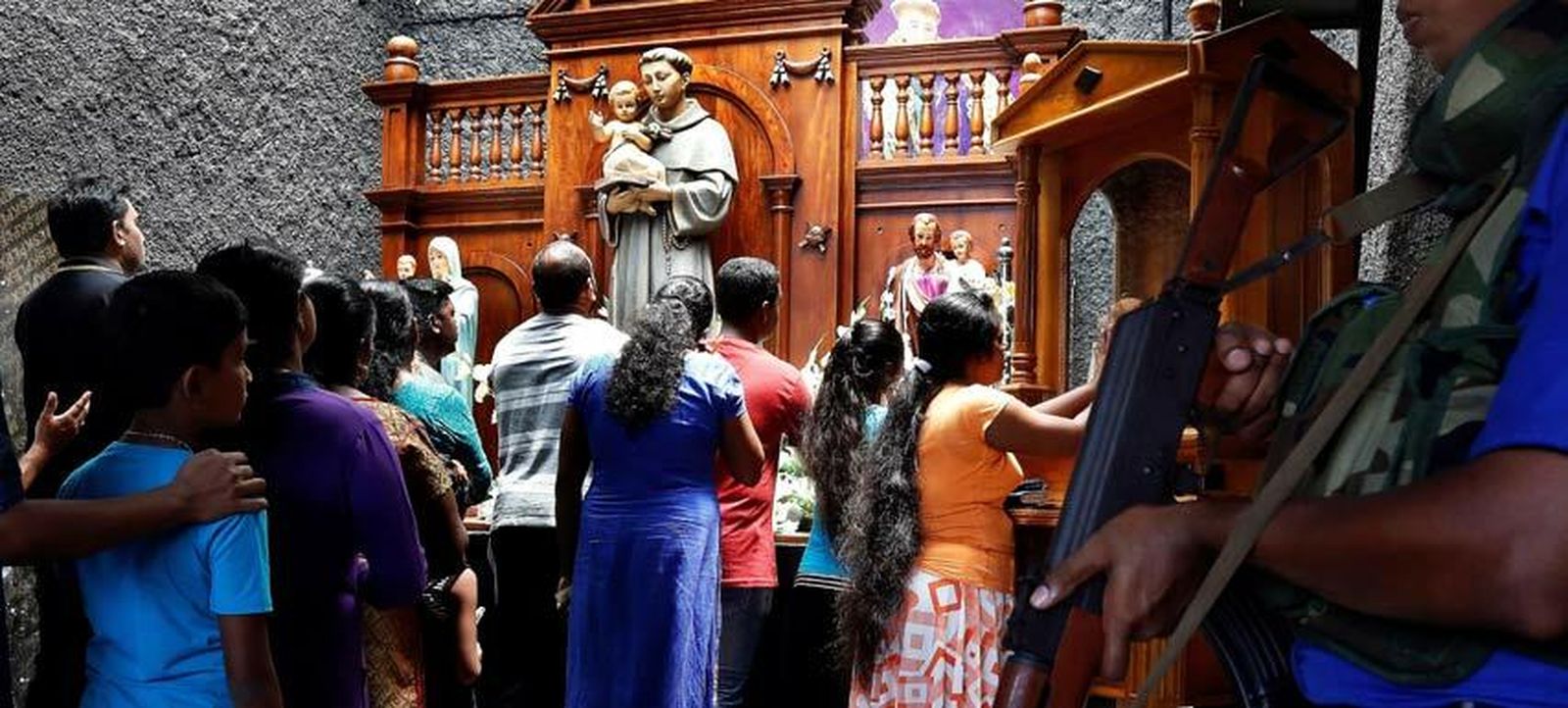 Fieles rezando en la iglesia de San Antonio de Colombo