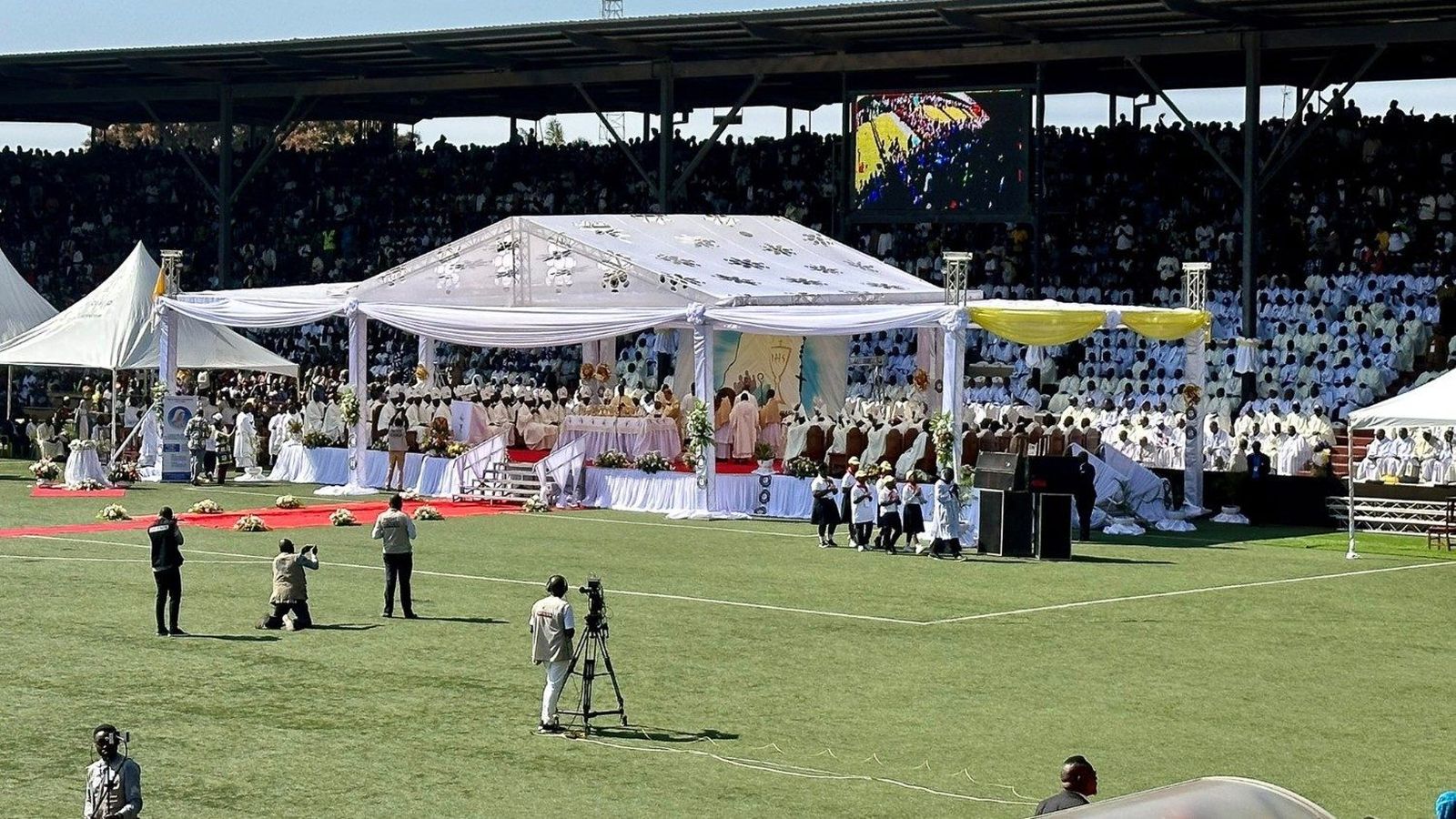 Cardenal Tagle . Misa en RD Congo