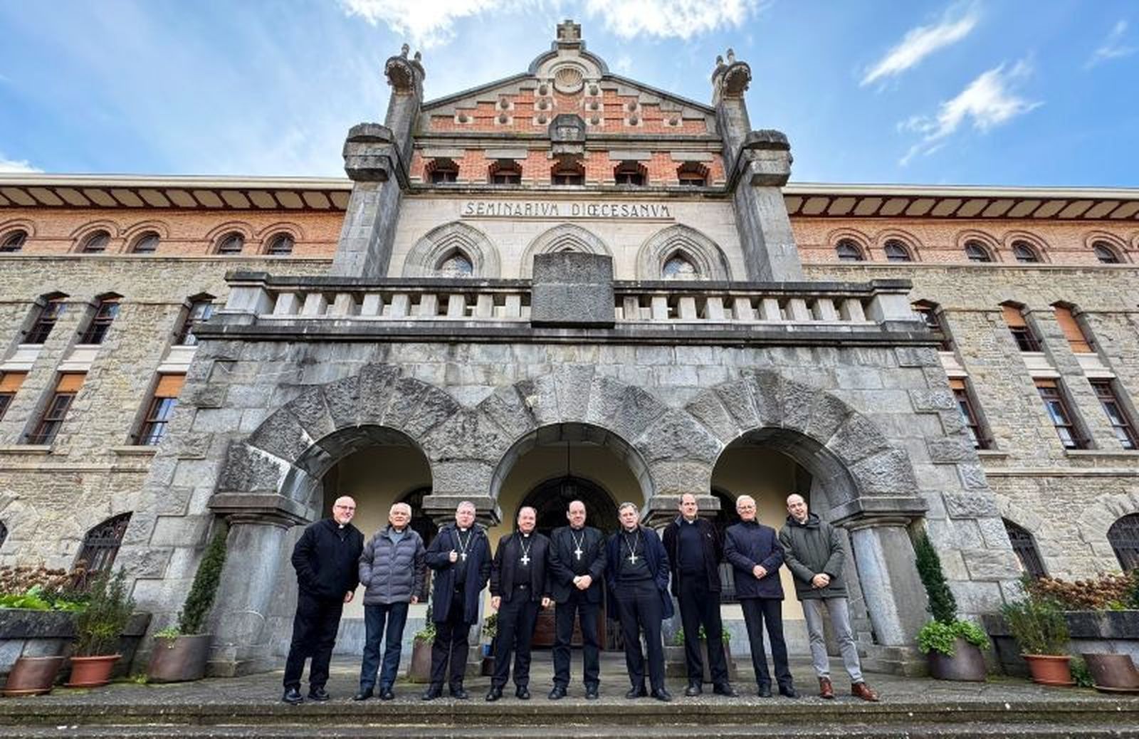 Obispos de las diócesis de Euskadi y el arzobispo de Pamplona-Tudela