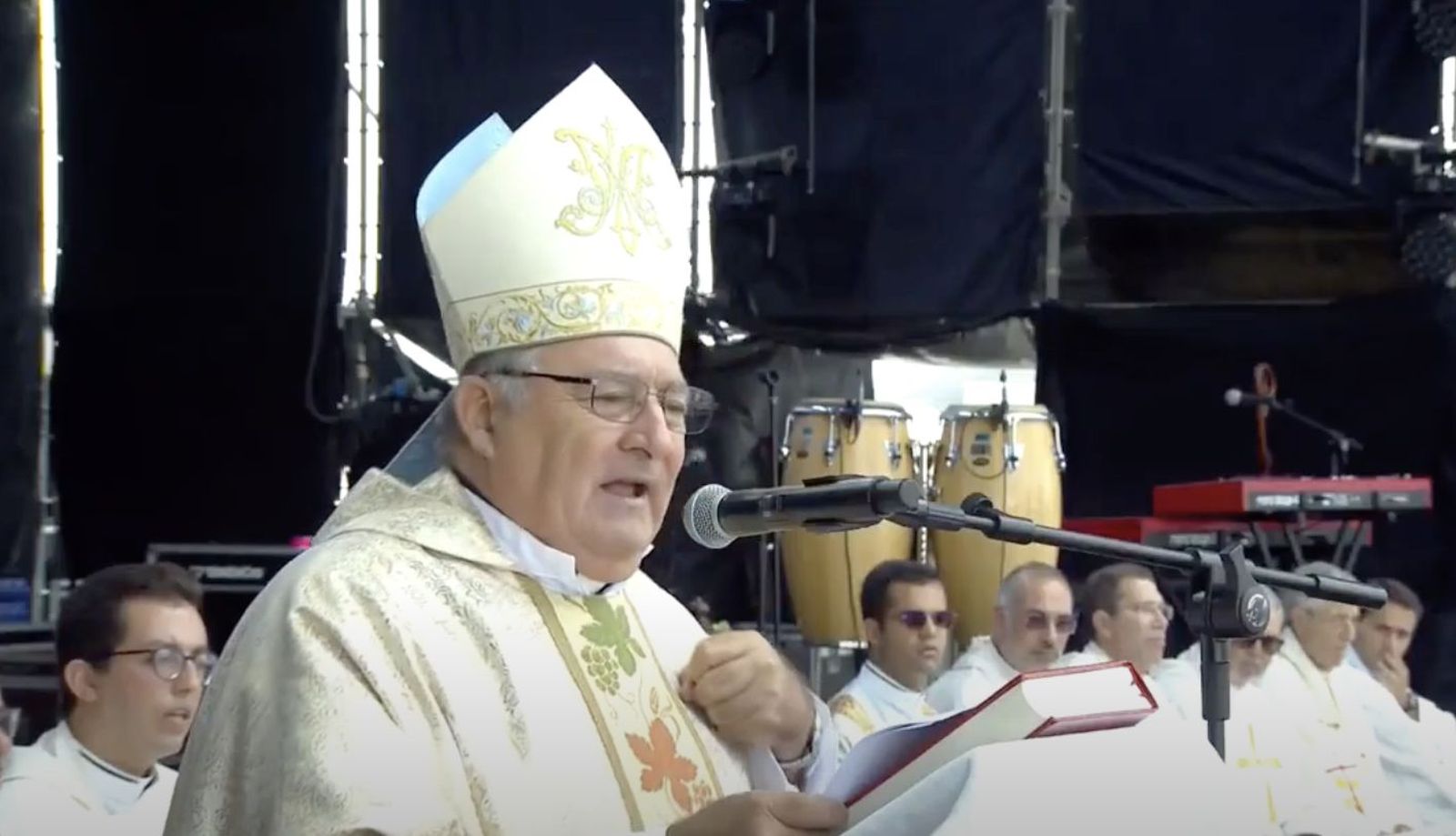 Mazuelos, durante la misa en Lanzarote