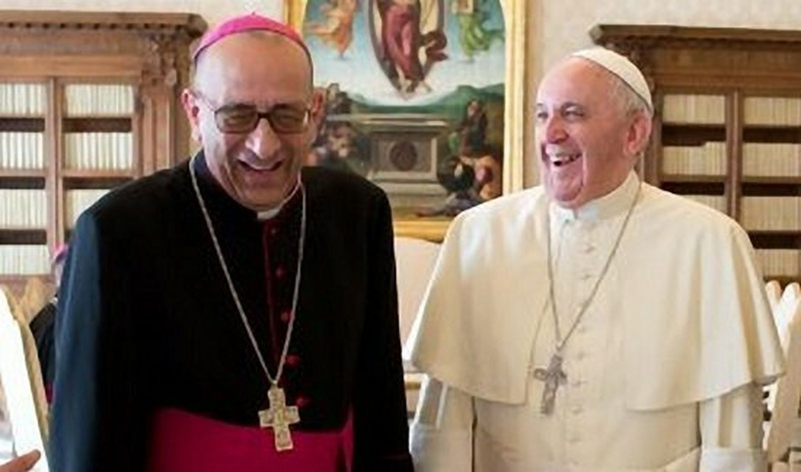 Omella y el Papa bromeando