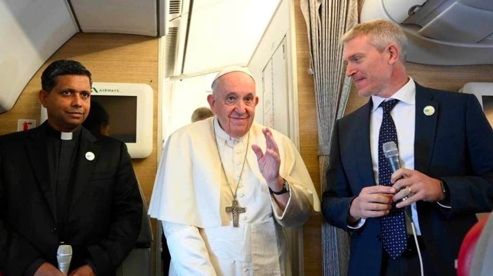 Francisco saluda a los periodistas en el vuelo