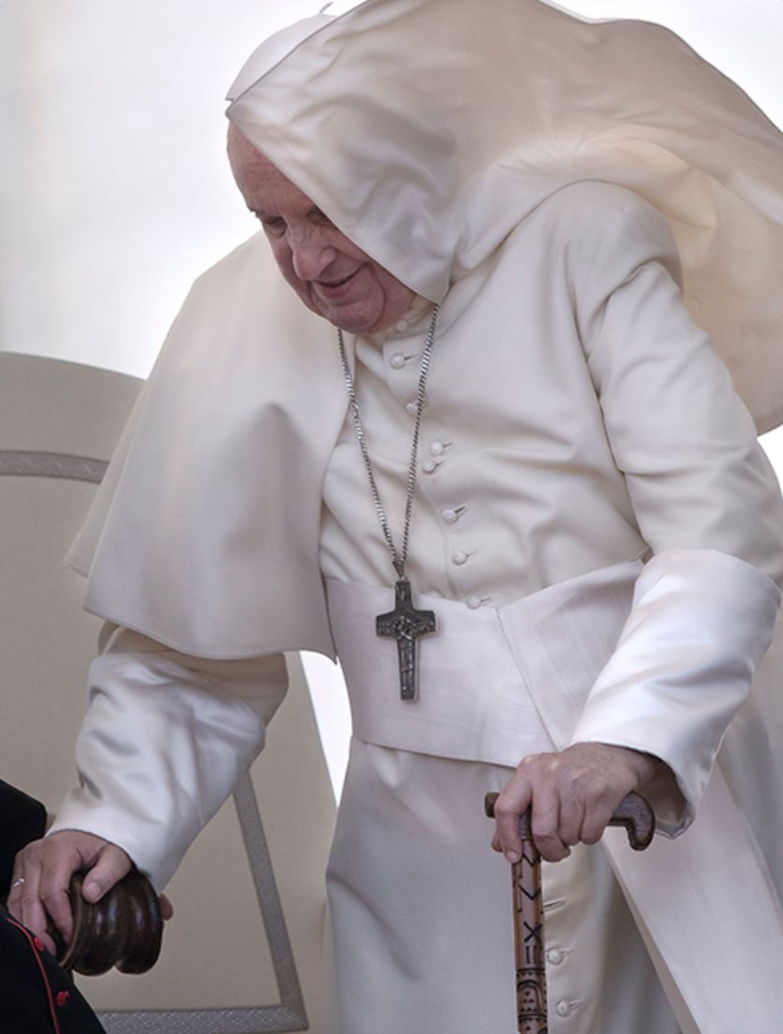 El Papa, con bastón