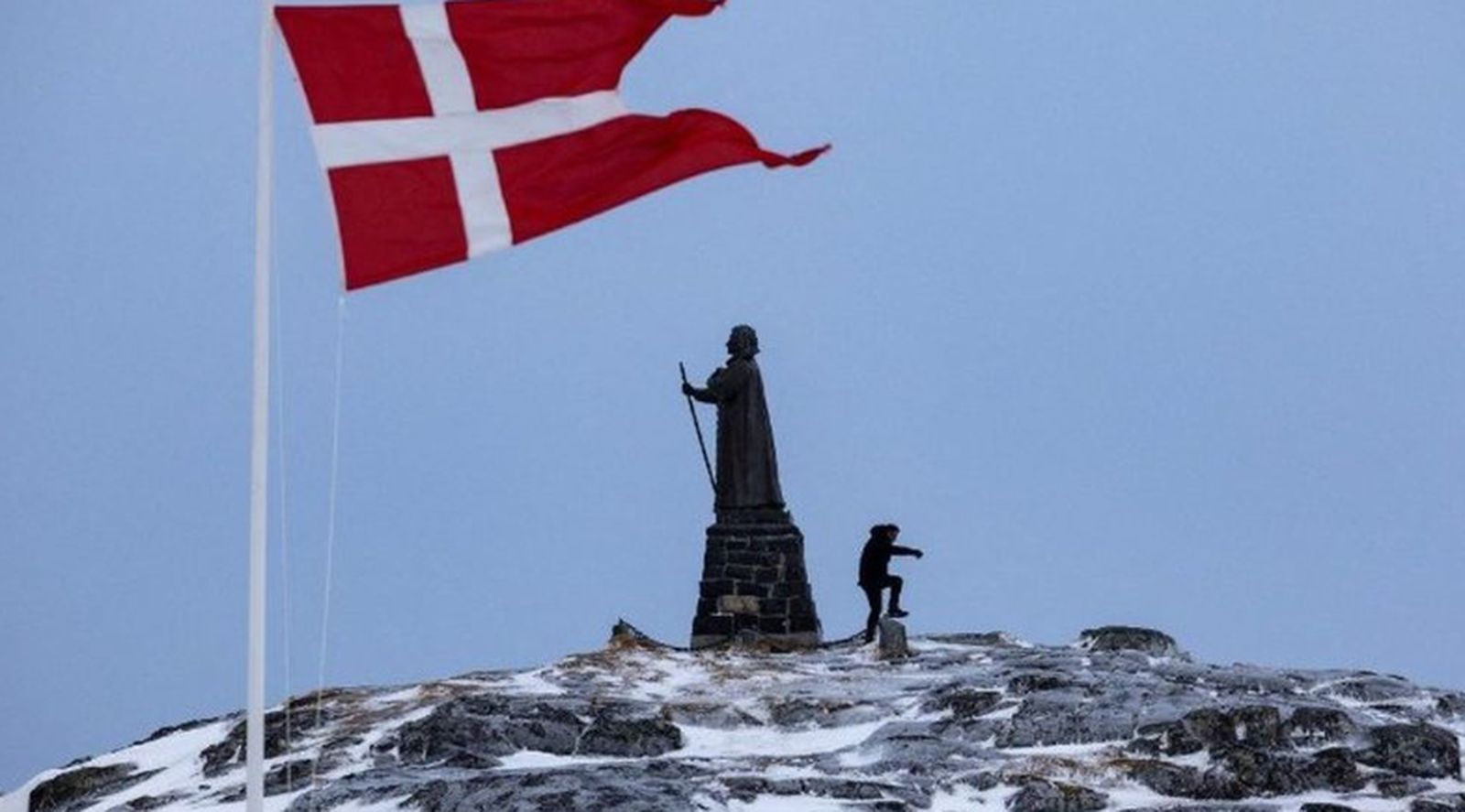 Una bandera de Dinamarca en la capital groenlandesa, Nuuk.