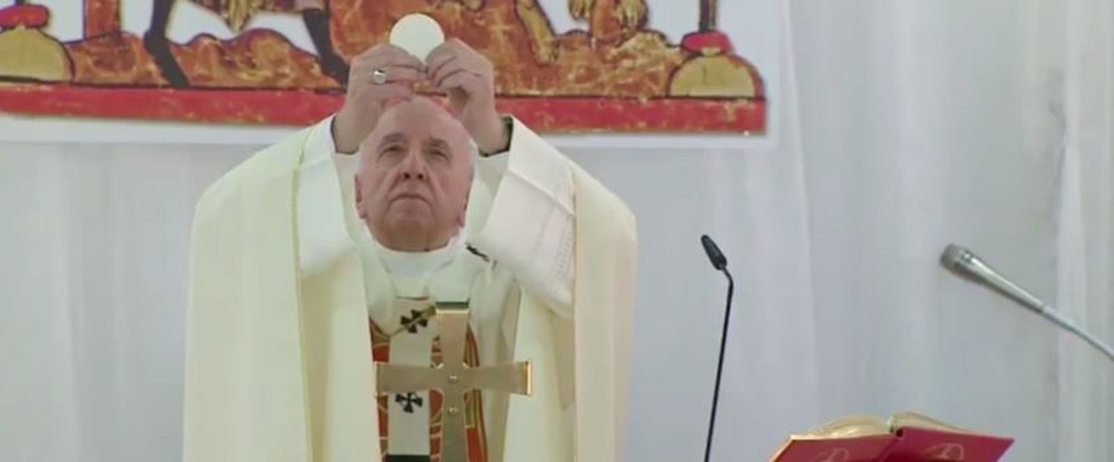 Francisco consagra el pan y el vino