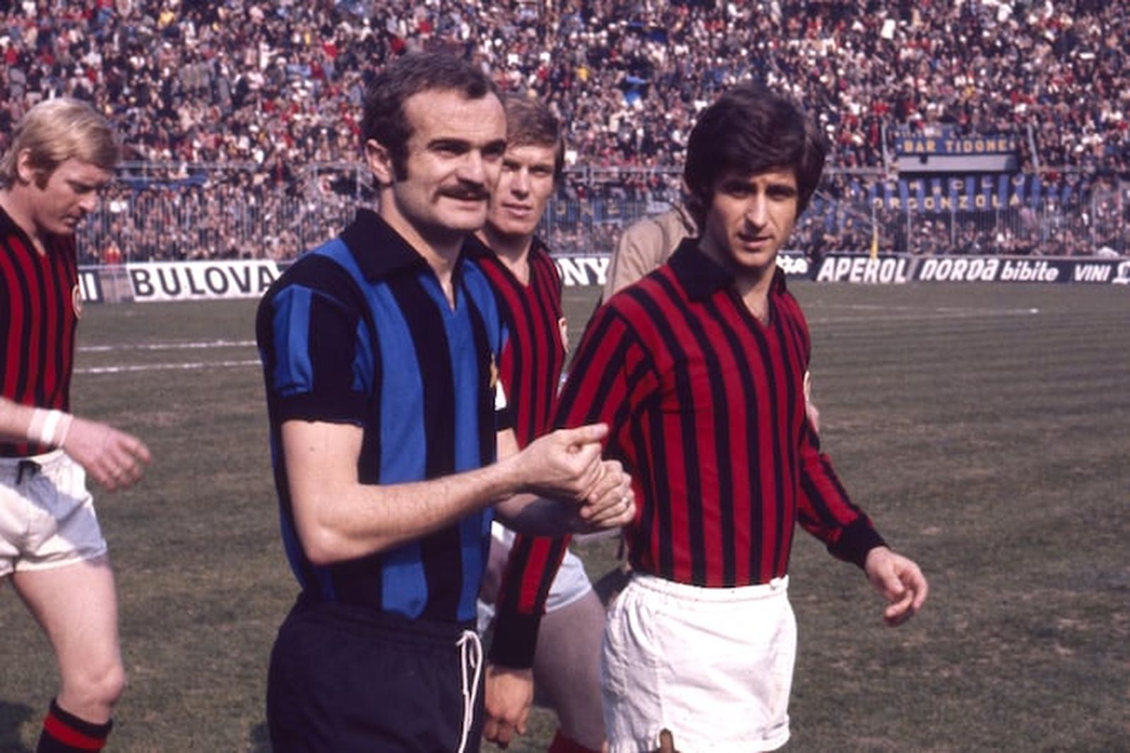 sandro-mazzola-en-gianni-rivera-voor-inter-ac-milan-in-1972