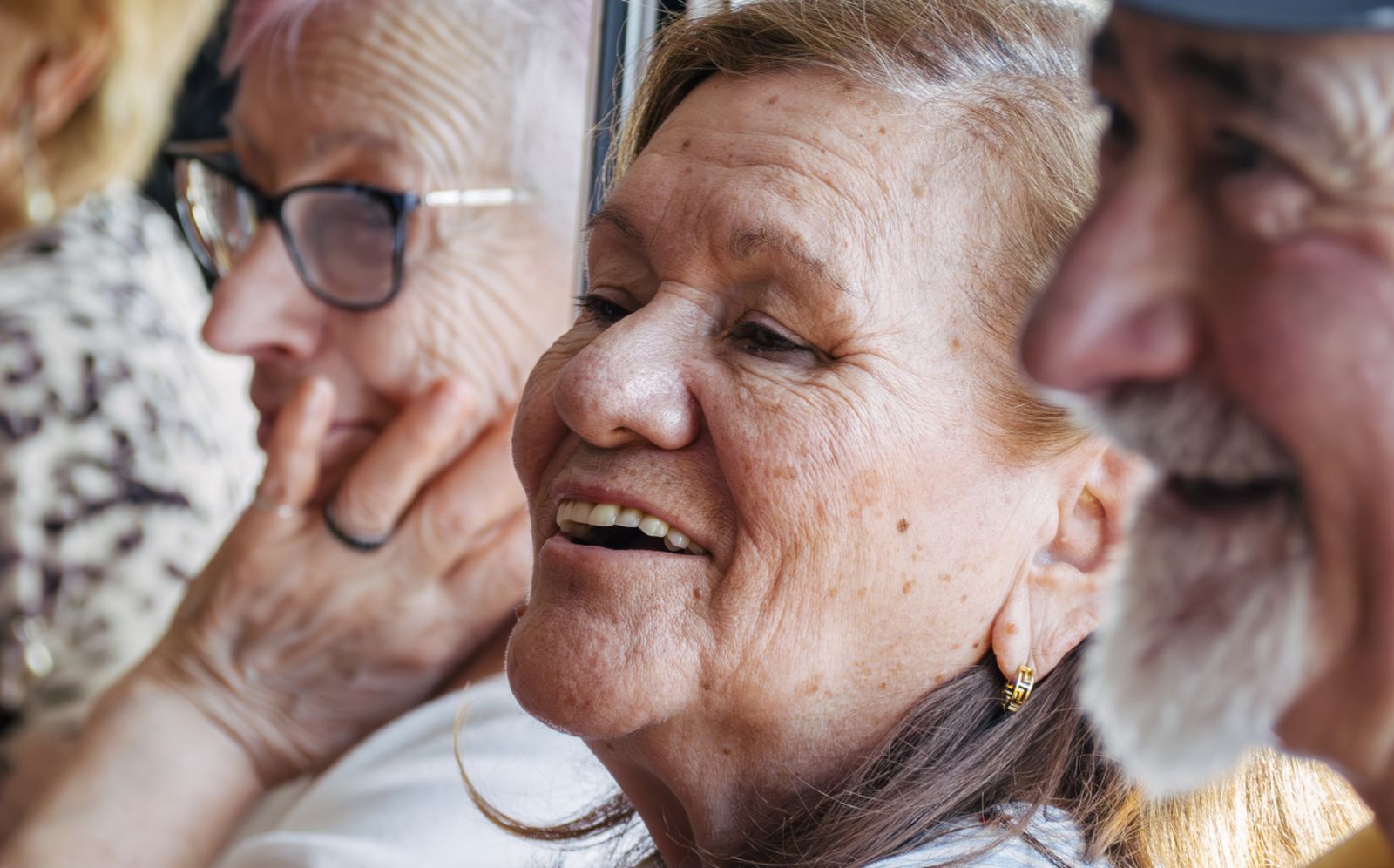 Una señora sonriendo durante el encuentro intergeneracional en el Centro Social para Personas Mayores El Llano, en Gijón.