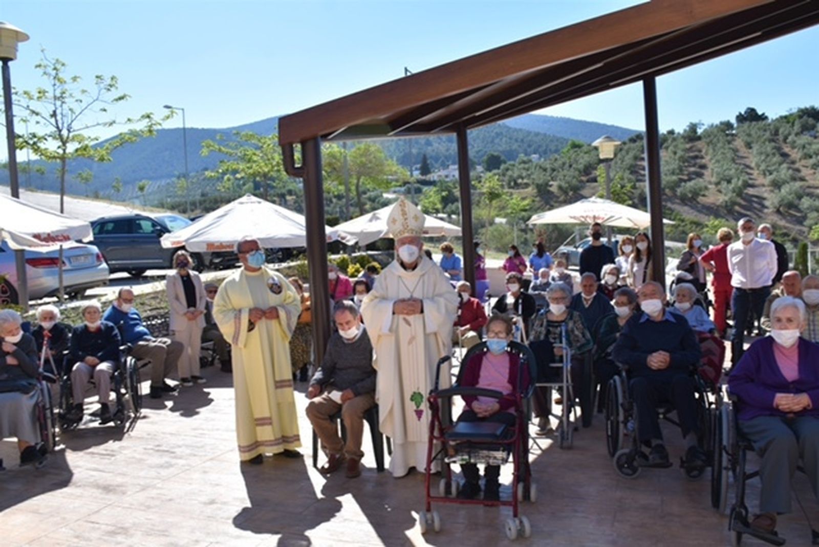 Amadeo Rodríguez y Julio Millán con los mayores  de Altos del Jontoya