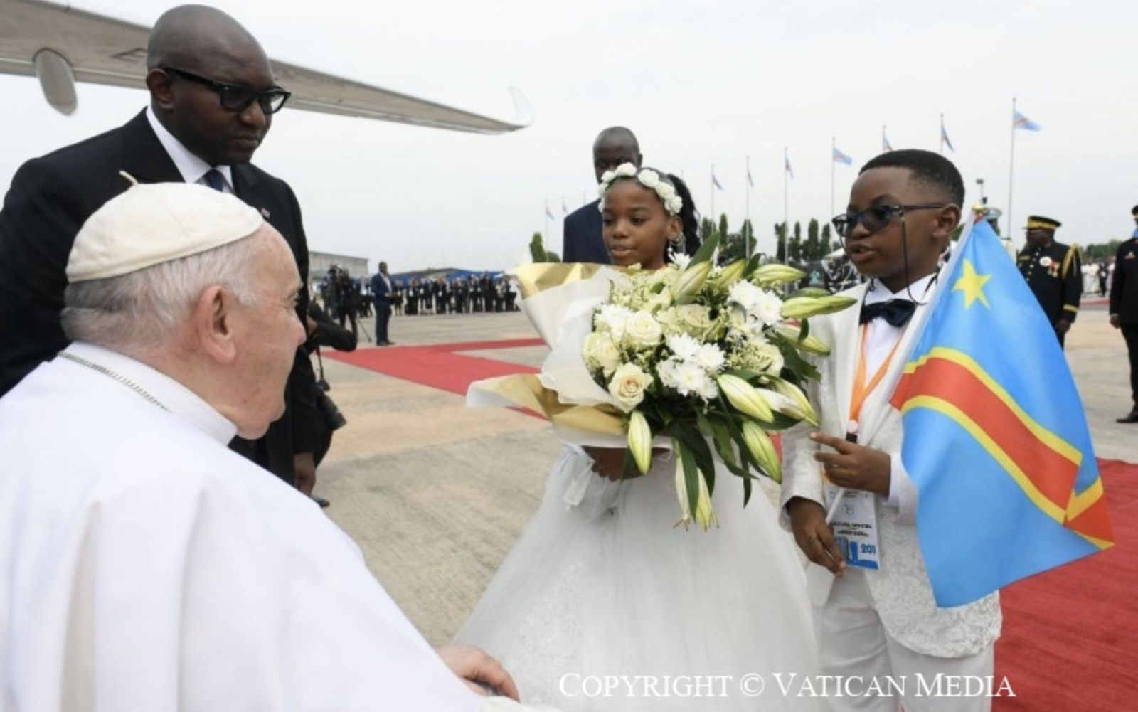 Dos niños entregan un ramo de flores al Papa