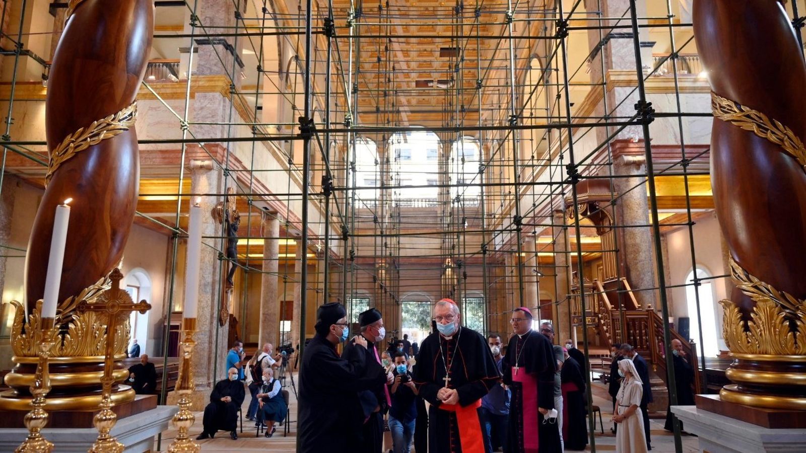 Pietro Parolin, visita la catedral libanesa de San Jorge, afectada por la explosión que tuvo lugar hace un mes.