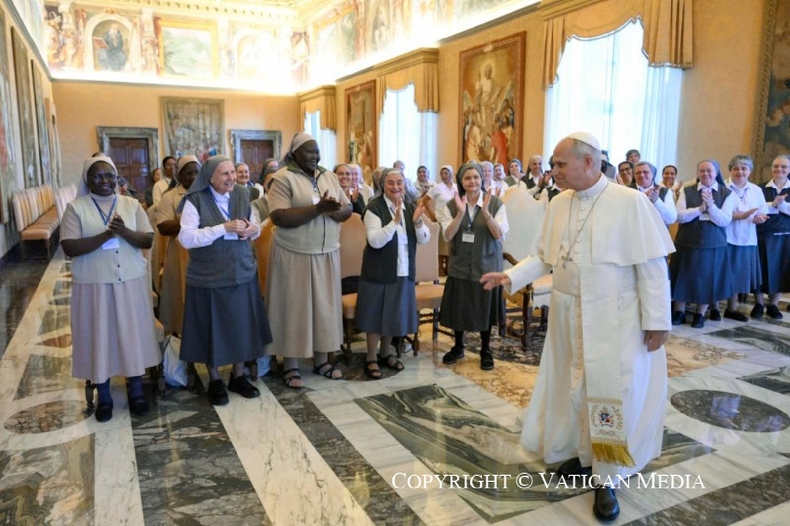 El Papa, con las hermanas de la Caridad